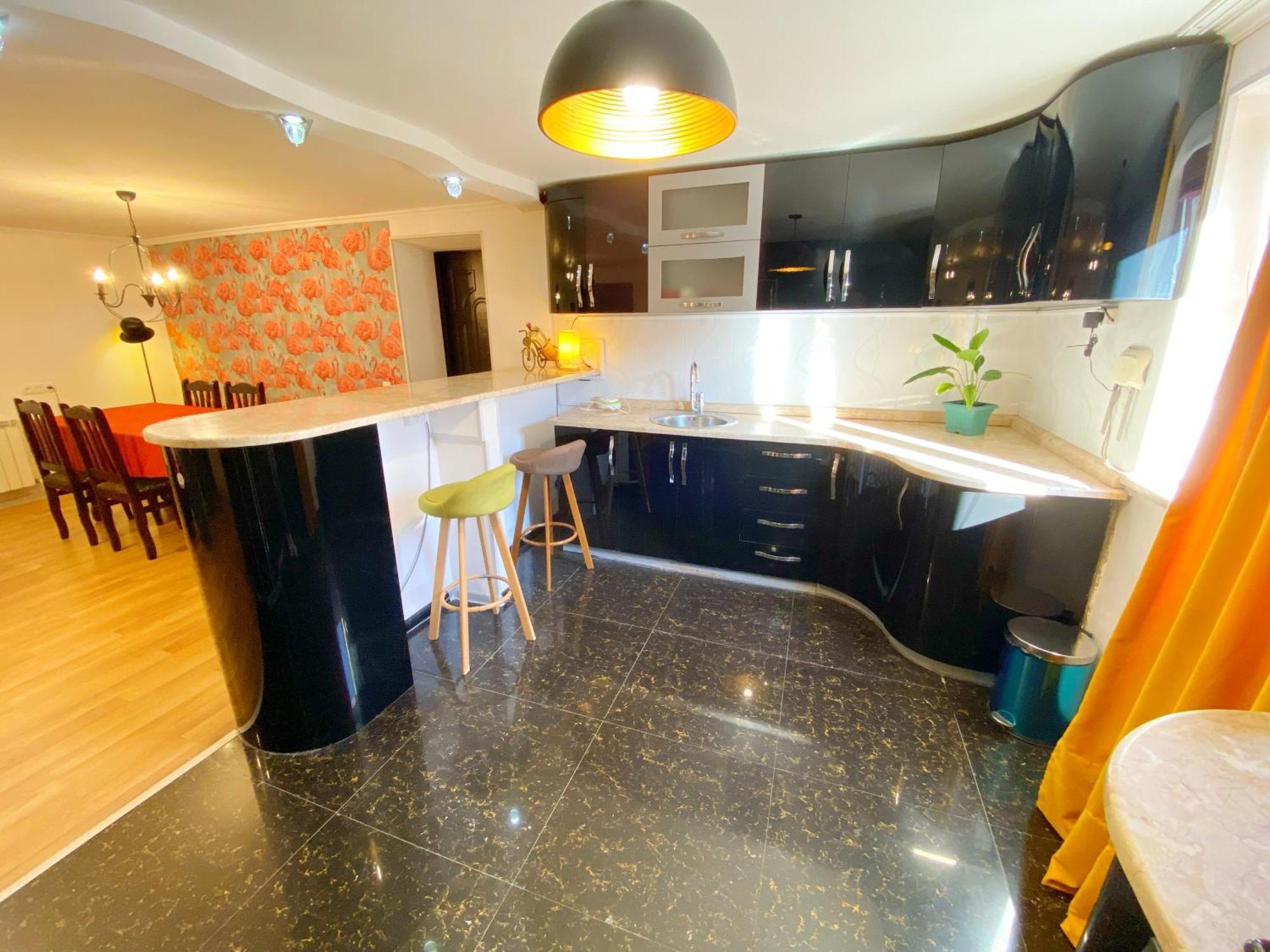 Hotel Orange Кутаиси Екстериор снимка