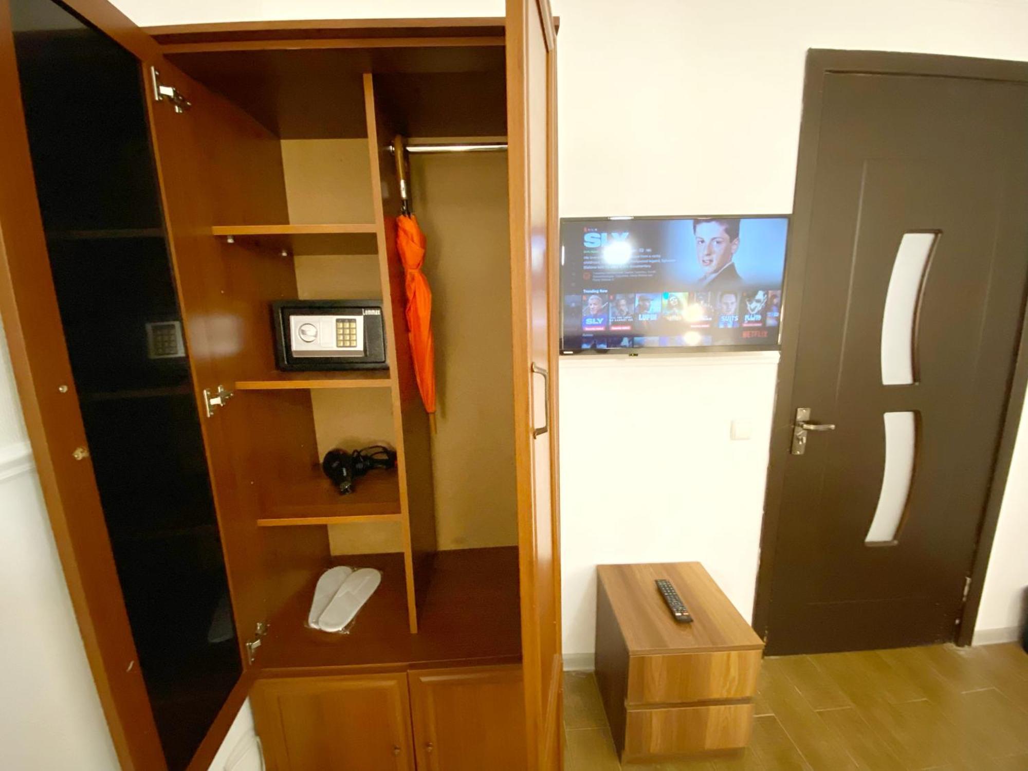 Hotel Orange Кутаиси Екстериор снимка