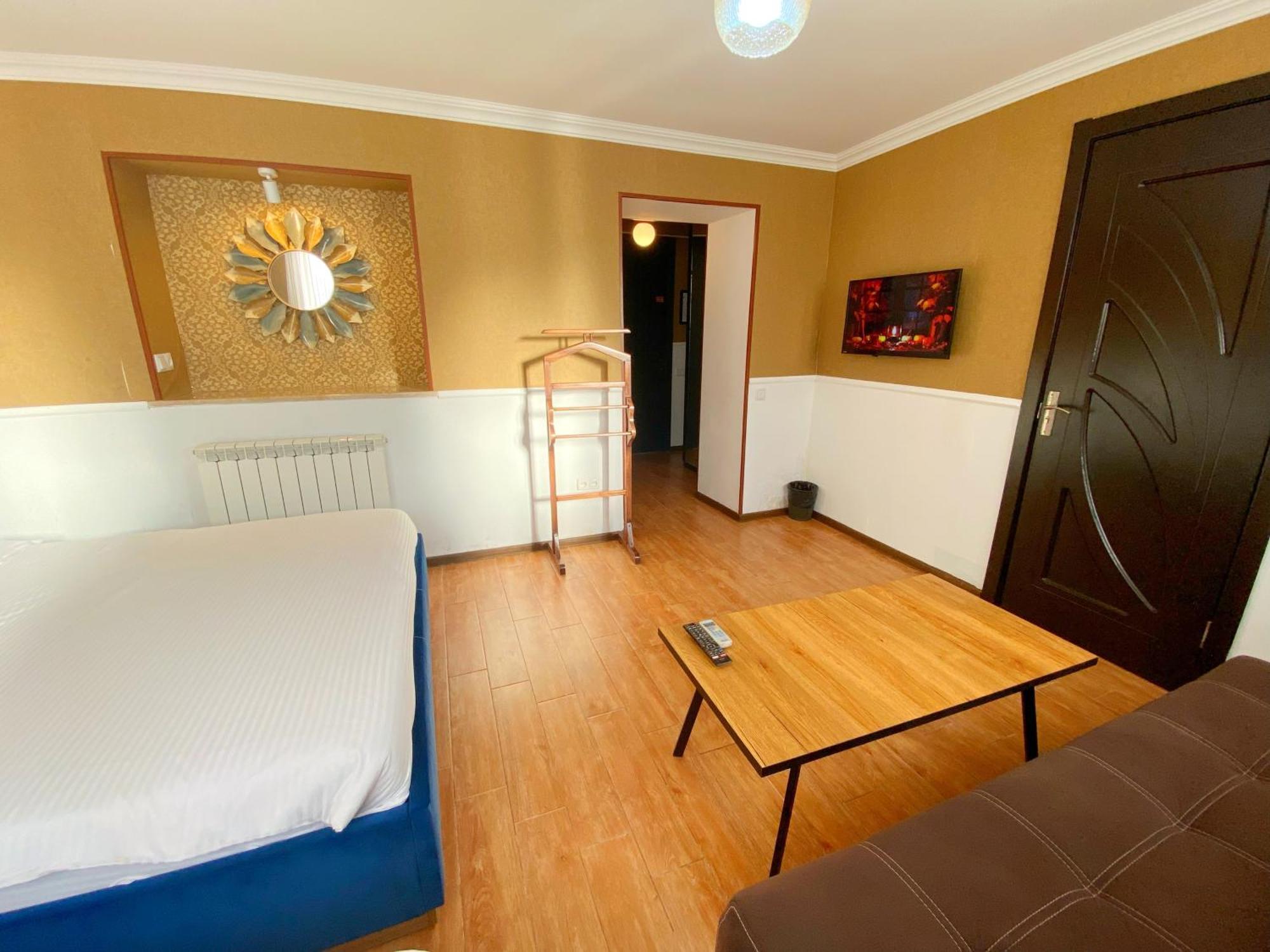 Hotel Orange Кутаиси Екстериор снимка