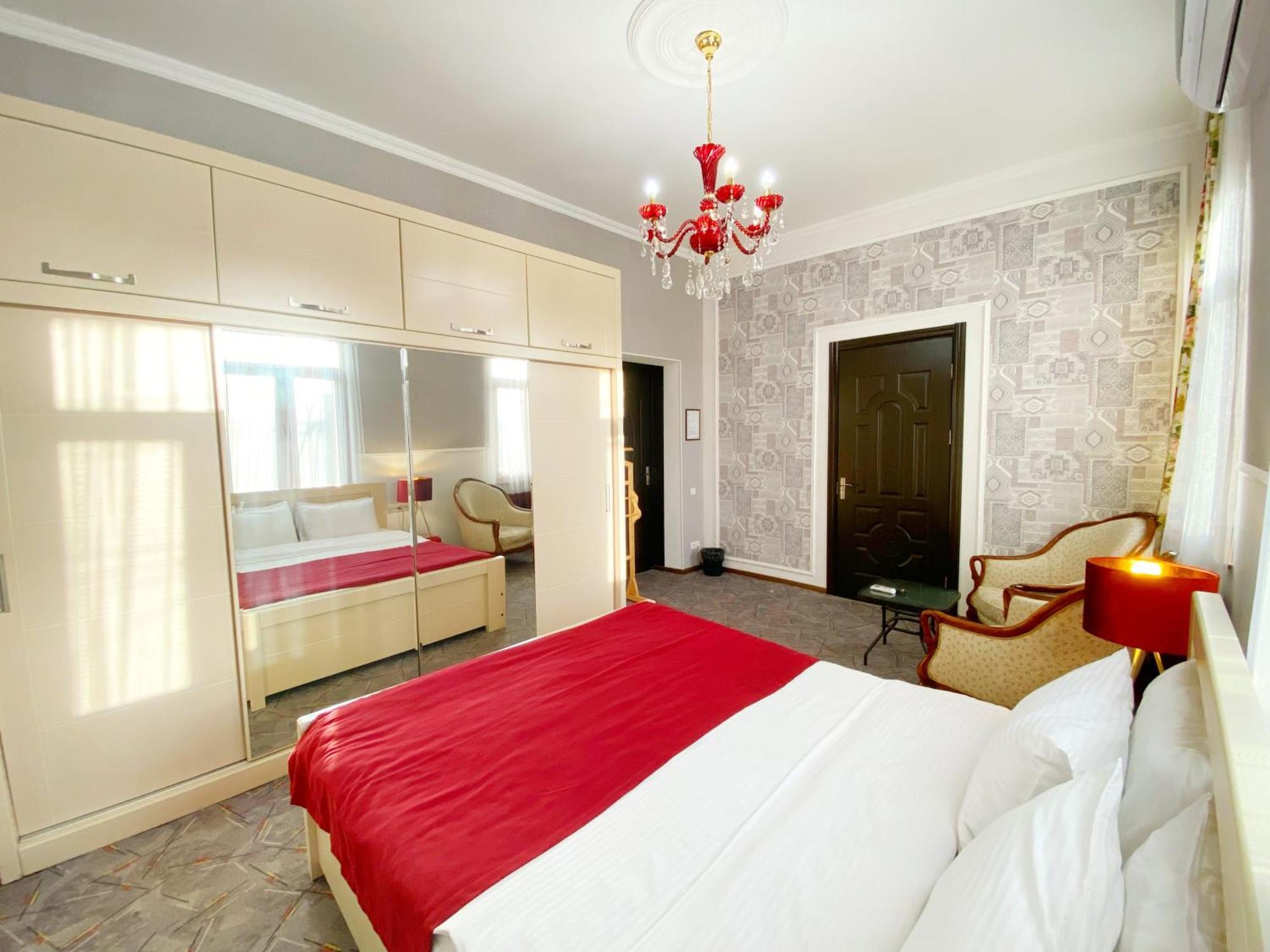 Hotel Orange Кутаиси Екстериор снимка